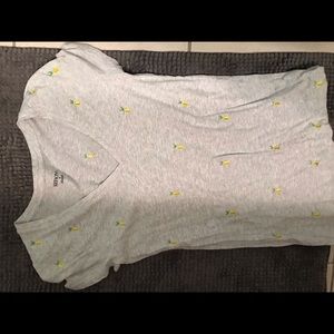 Comfy T-shirt with lemon designs.